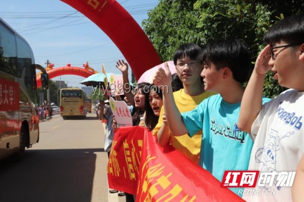 老师穿状元服与考生击掌送祝福实施方案
